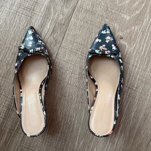 Ann Taylor Black Floral Pointed Flats